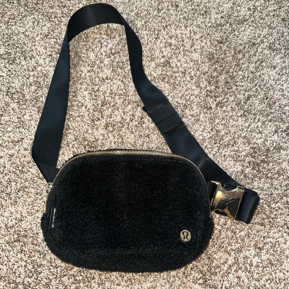 LIKE NEW black sherpa lululemon belt bag